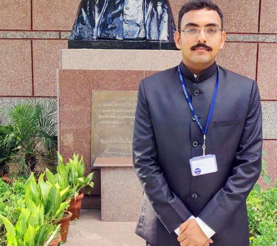 इंग्लिश में दिया UPSC इंटरव्यू, हुआ रिजेक्ट, फिर हिंदी में मारी बाजी