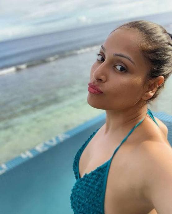 बिकिनी में बिपाशा की सेल्फी, नो मेकअप लुक में दिखा खास अंदाज