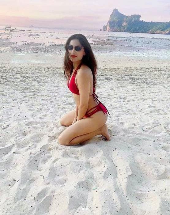 प्यार का पंचनामा फेम एक्ट्रेस का बोल्ड लुक, बिकिनी में शेयर की तस्वीरें