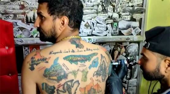 370-CAA के समर्थन में शरीर पर बनवाया सभी राज्यों का 'टैटू नक्शा'