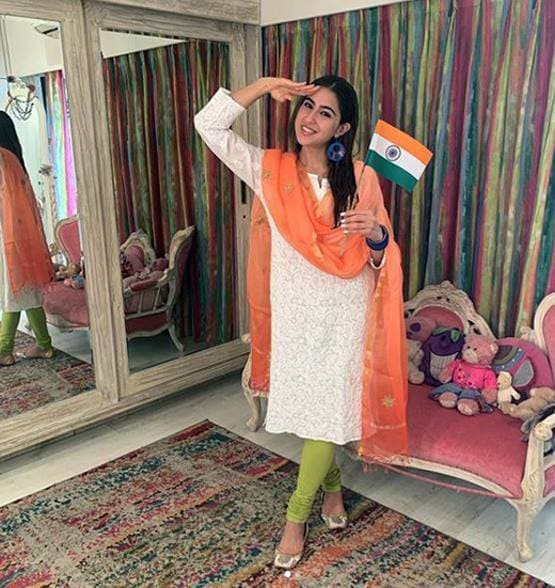 हाथ में तिरंगा-ट्रेडिशनल आउटफिट, गणतंत्र दिवस पर सारा का देश को सलाम