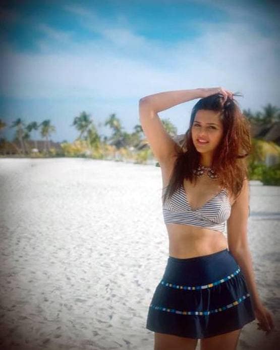 बिग बॉस से बेघर होने के बाद वेकेशन पर दलजीत कौर, बोल्ड लुक में दिखीं