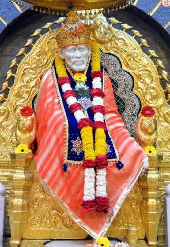 नोटों की गड्डिया चढ़ाते हैं भक्त, जानें- कितनी है शिरडी मंदिर की संपत्ति