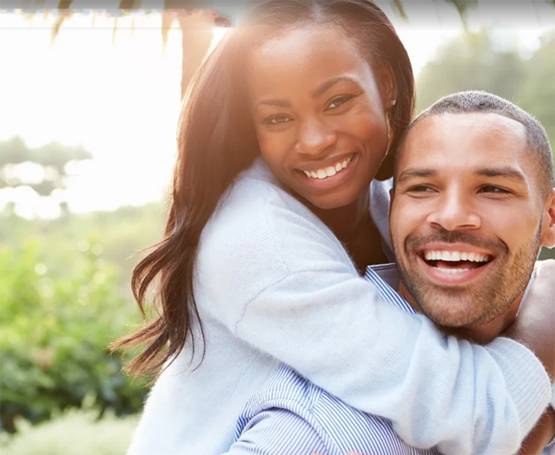 कम उम्र की लड़कियों को डेट करने के बताए फायदे, सेलिब्रिटी पर भड़के लोग