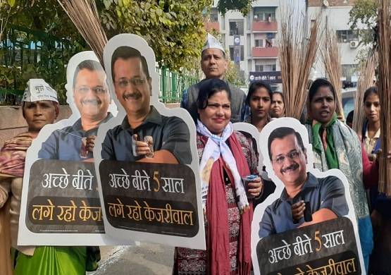 चुनाव प्रचार में उतरी 'केजरीवाल फैमिली', पिता के नक्शेकदम पर IITian बेटी