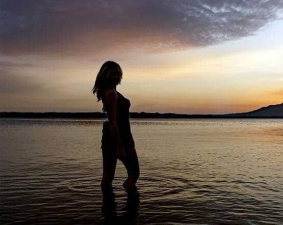 पति को खुश करने के लिए पत्नी ने कराया बोल्ड फोटोशूट, उल्टा पड़ गया दांव