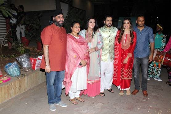 'जय मम्मी दी' की स्टारकास्ट पर लोहड़ी का रंग, सनी संग सोनाली का डांस