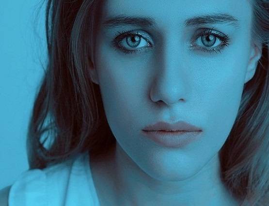 इटली में दीवारों पर क्यों लगी दुनिया की ताकतवर महिलाओं की ऐसी तस्वीरें?