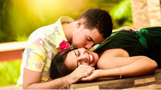 कम उम्र की लड़कियों को डेट करने के बताए फायदे, सेलिब्रिटी पर भड़के लोग