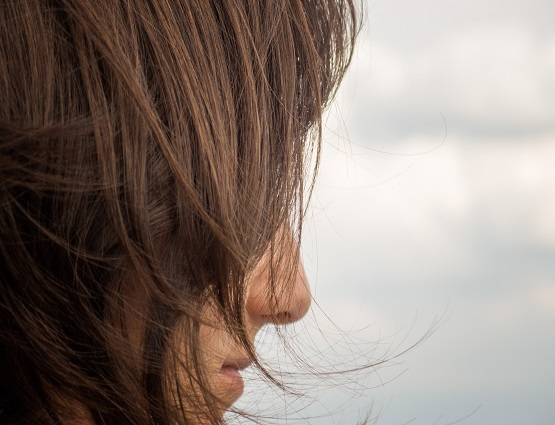 इटली में दीवारों पर क्यों लगी दुनिया की ताकतवर महिलाओं की ऐसी तस्वीरें?