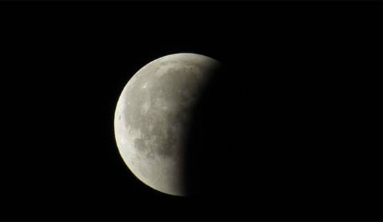 चंद्र ग्रहण के दौरान गलती से भी ना करें ये काम, माना जाता है अशुभ