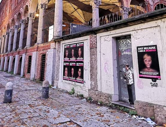 इटली में दीवारों पर क्यों लगी दुनिया की ताकतवर महिलाओं की ऐसी तस्वीरें?