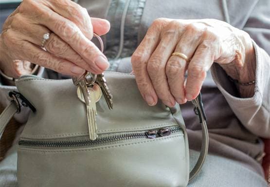 घर में साथ रहने आई सास तो महिला ने दे दी तलाक की अर्जी