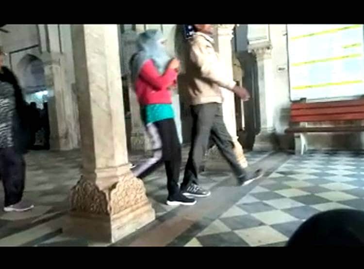 16 साल की लड़की को स‍िखा रहा था कार, सुनसान जगह पर क‍िया रेप