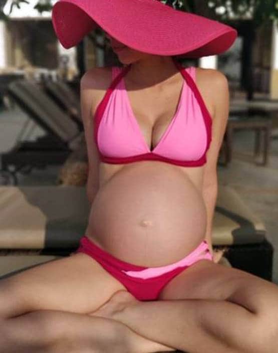 Photos: पिंक बिकिनी में कल्कि कोचलीन ने फ्लॉन्ट किया बेबी बंप
