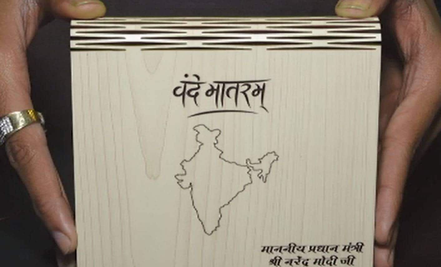 हीरे पर उकेरा भारत का नक्शा, अंदर बना दी PM मोदी की तस्वीर