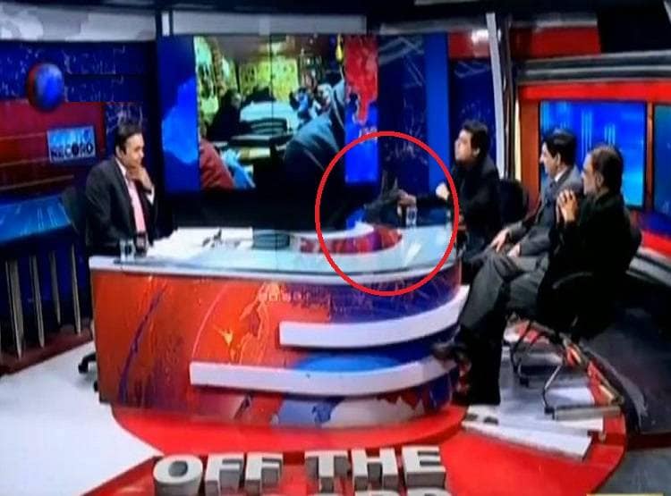 PAK में सेना का बूट लेकर स्टूडियो पहुंचे मंत्री, विपक्षियों से कहा- चूमो इसे