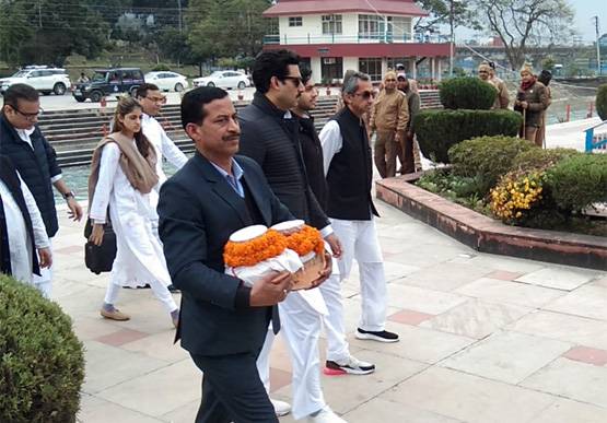 गंगा में विलीन हुईं ऋतु नंदा की अस्थ‍ियां, परिवार समेत अभिषेक ने की अंतिम विध‍ि