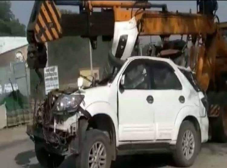 रफ्तार का कहर, ट्रक से टकराई फॉर्च्यूनर कार, 7 युवकों की दर्दनाक मौत