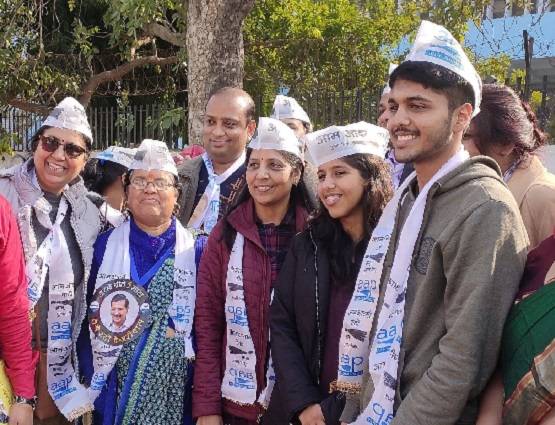 चुनाव प्रचार में उतरी 'केजरीवाल फैमिली', पिता के नक्शेकदम पर IITian बेटी