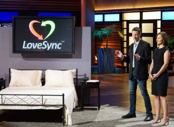 कपल ने बना डाला 'सेक्स बटन', लोगों ने लगाई फटकार