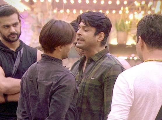 BB: असीम ने सिद्धार्थ संग की बदतमीजी, जूता दिखाकर कहा- चाट ले इसे