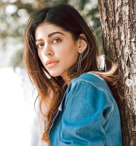 पूजा बेदी के तलाक पर क्या सोचती है बेटी, कैसा है सौतेली मां संग रिश्ता