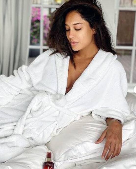 लीजा ने बिकिनी में फ्लॉन्ट किया बेबी बंप, बताया कब आएगी गुड न्यूज