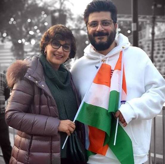 वाघा बॉर्डर पर फीमेल आर्मी ऑफिसर्स संग सोनाली बेंद्रे ने दिए पोज