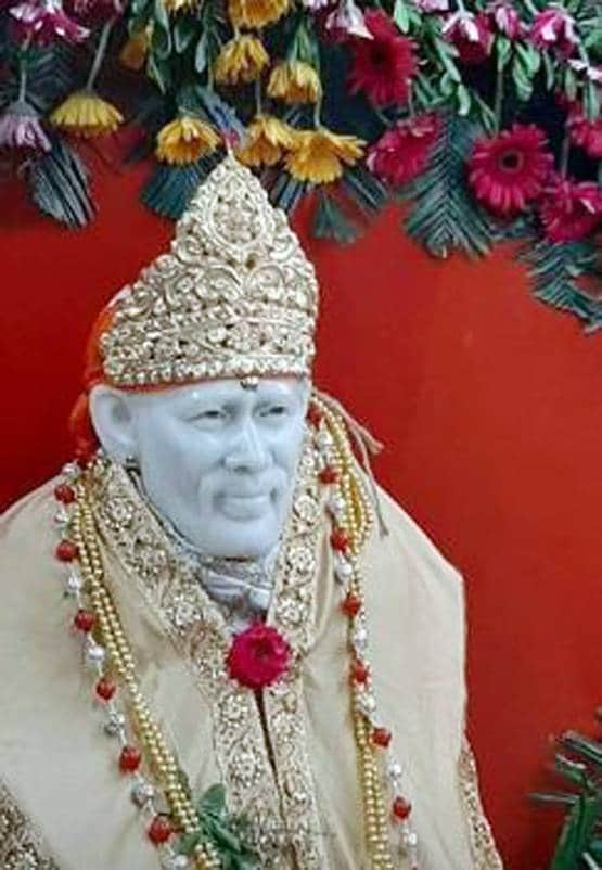 नोटों की गड्डिया चढ़ाते हैं भक्त, जानें- कितनी है शिरडी मंदिर की संपत्ति