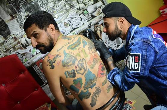 370-CAA के समर्थन में शरीर पर बनवाया सभी राज्यों का 'टैटू नक्शा'