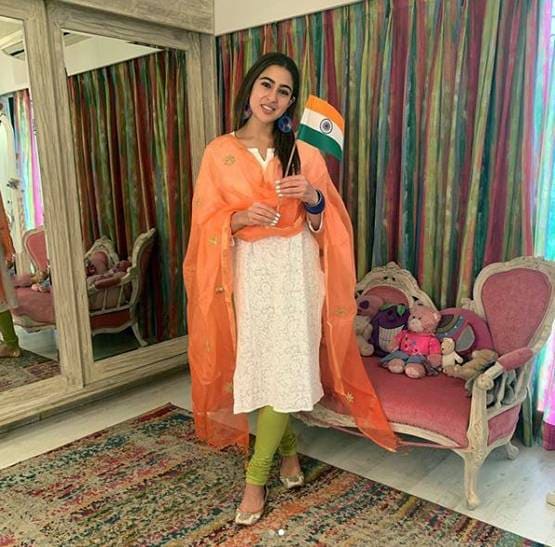हाथ में तिरंगा-ट्रेडिशनल आउटफिट, गणतंत्र दिवस पर सारा का देश को सलाम