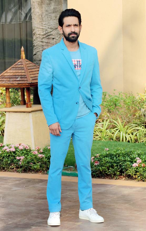 लेदर आउटफिट में नजर आईं दीपिका, ट्रोल्स बोले- सोफा कवर क्यों पहना?