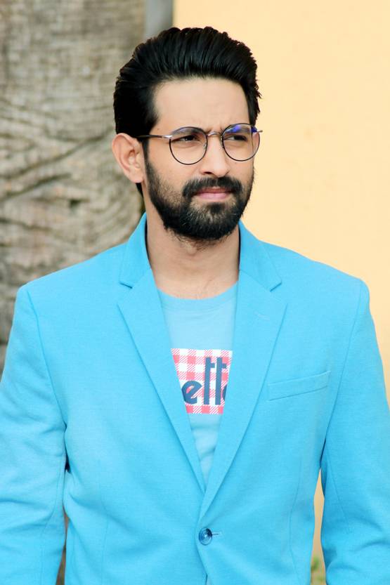 लेदर आउटफिट में नजर आईं दीपिका, ट्रोल्स बोले- सोफा कवर क्यों पहना?