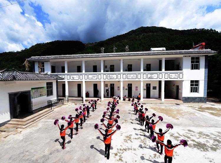 कैसा है इंसानी मांस का स्वाद, टीचर ने बच्चों को बताया, मचा बवाल