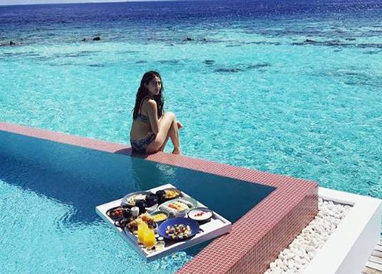 मालदीव में सारा का बिकिनी लुक, फ्लोटिंग ब्रेकफास्ट किया एंन्जॉय