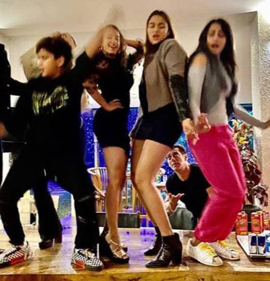 न्यू ईयर बैश में टेबल पर चढ़कर नाचे सलमान, देखें फोटोज