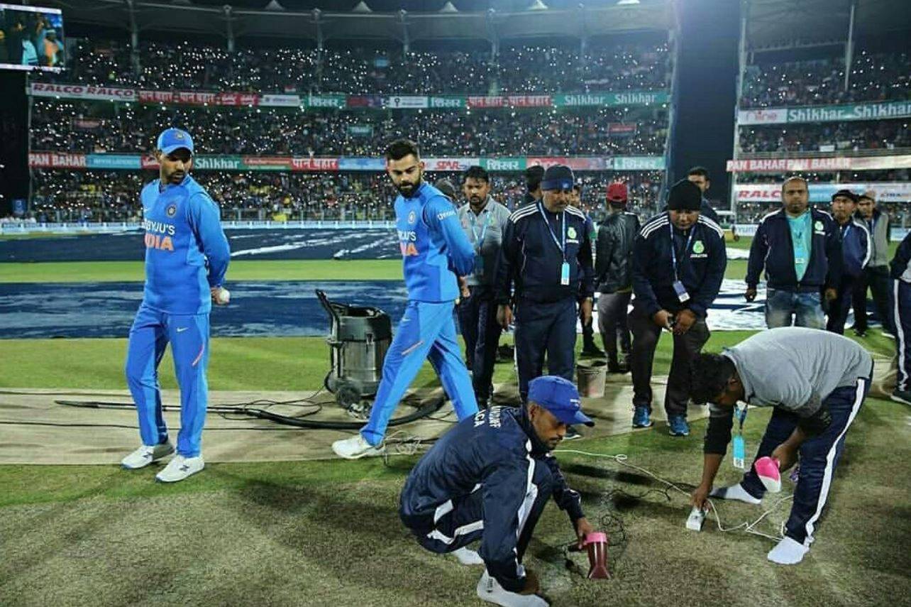 IND vs SL: पिच सुखाने के लिए हेयर ड्रायर, ट्विटर पर फैंस ने लगाई क्लास