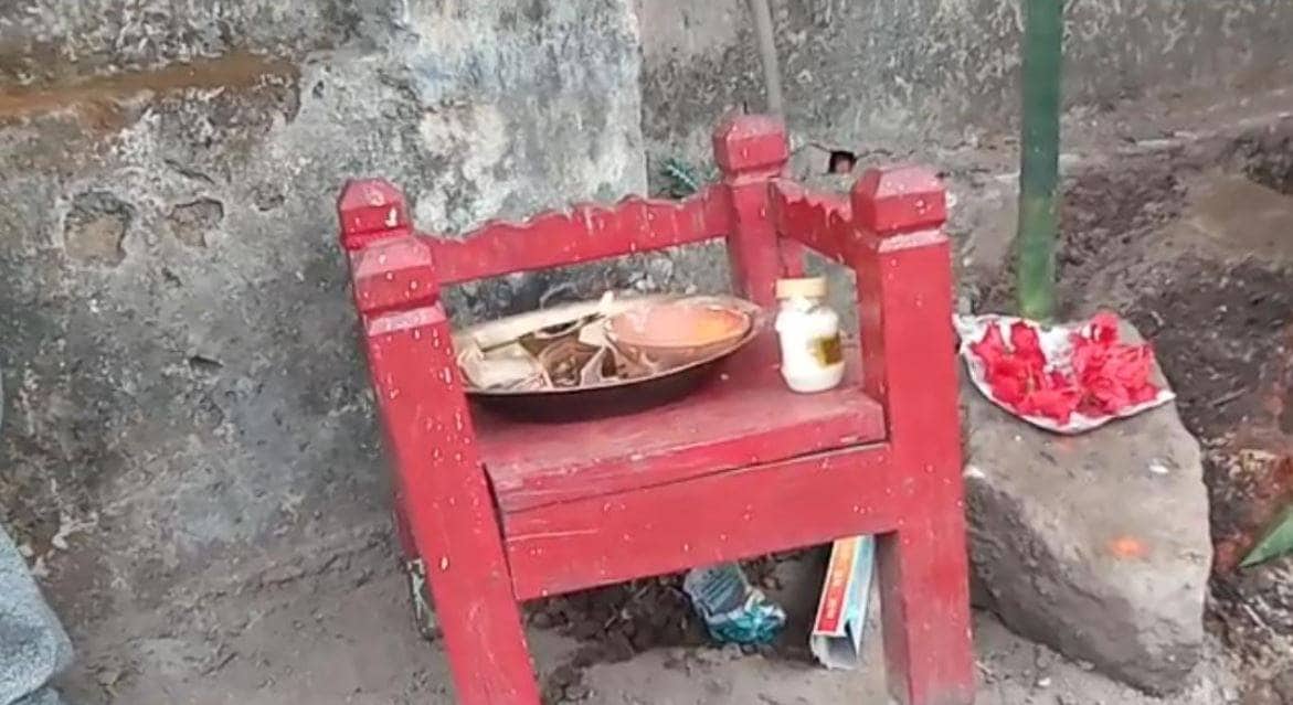 अंधविश्वास, रामगढ़ में चमत्कार मानकर नीम के पेड़ की पूजा करने लगे लोग