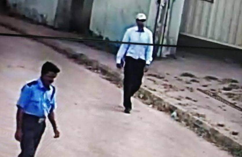 इंजीनियर से छिन गई गार्ड की नौकरी, एयरपोर्ट पर बम रखकर लिया बदला