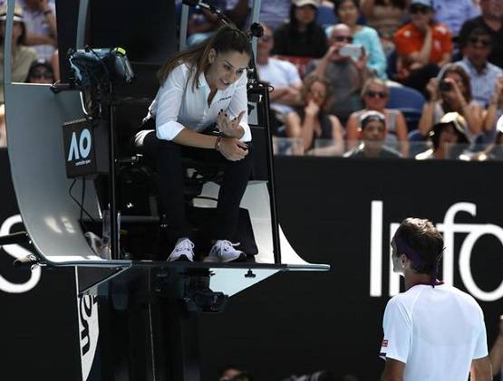 फेडरर की सरेआम की बोलती बंद, इस खूबसूरत अंपायर के दीवाने हुए फैंस