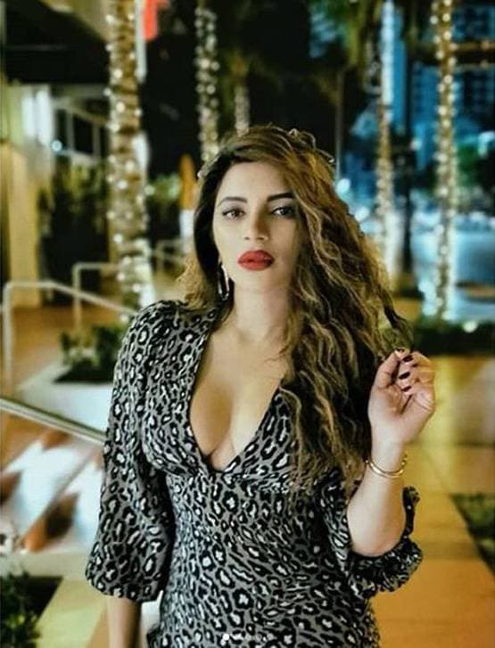 शमा सिकंदर का बोल्ड लुक आया सामने, बिकिनी में तस्वीरें हुई वायरल