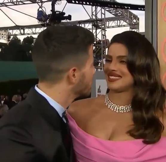 इवेंट में निक को प्रियंका ने किया Kiss, फिर साफ किया लिपस्टिक मार्क