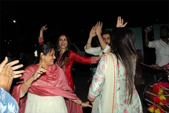 'जय मम्मी दी' की स्टारकास्ट पर लोहड़ी का रंग, सनी संग सोनाली का डांस