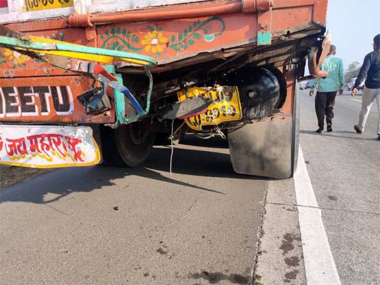 ट्रक से भिड़ी शबाना आजमी की कार, देखें हादसे की तस्वीरें