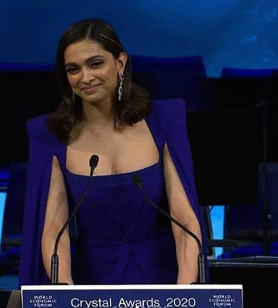 दीपिका पादुकोण को मिला क्रिस्टल अवॉर्ड, फोटोज में देखें स्टनिंग लुक