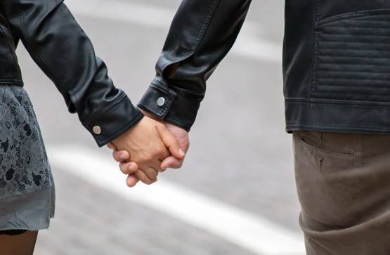 कपल ने बना डाला 'सेक्स बटन', लोगों ने लगाई फटकार