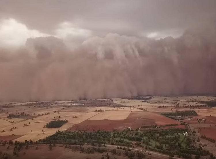 ऑस्ट्रेलिया में आग के बाद धूल भरी आंधी का तांडव, कई शहरों में बिजली कटी