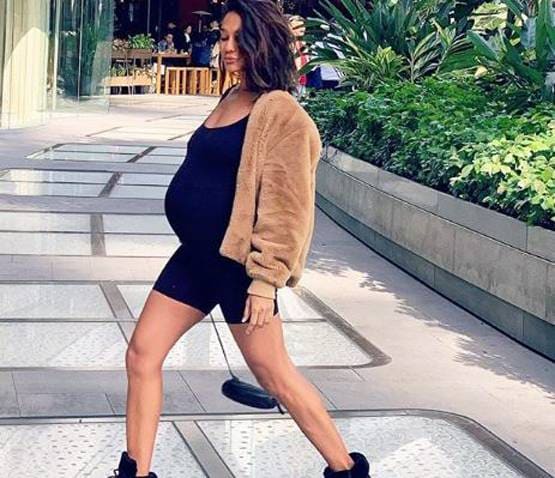 लीजा ने बिकिनी में फ्लॉन्ट किया बेबी बंप, बताया कब आएगी गुड न्यूज