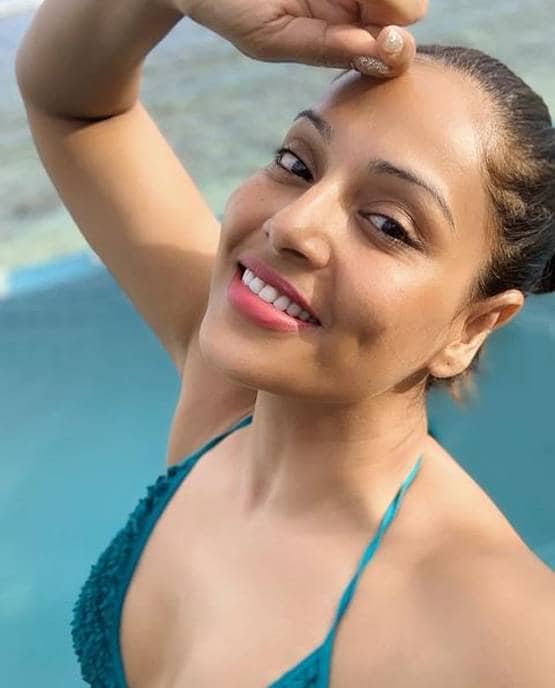 बिकिनी में बिपाशा की सेल्फी, नो मेकअप लुक में दिखा खास अंदाज